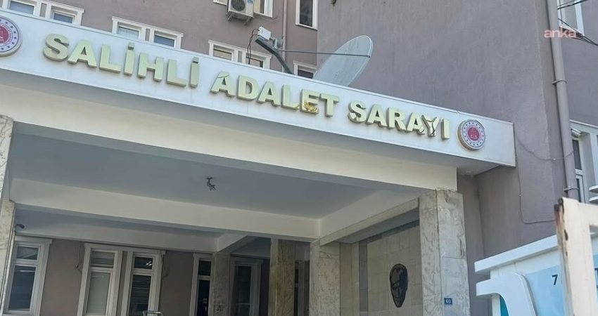 Manisa'nın Salihli ilçesinde, seyir halindeki otomobilin sunroofundan çıkarak hareketlerde bulunan