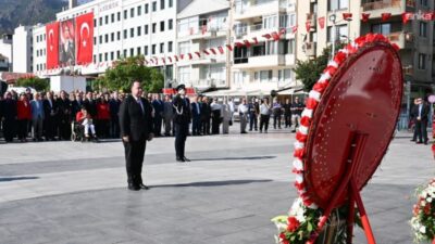 Manisa’da 30 Ağustos Zafer Bayramı, Cumhuriyet Meydanı’ndaki çelenk töreniyle başlayan