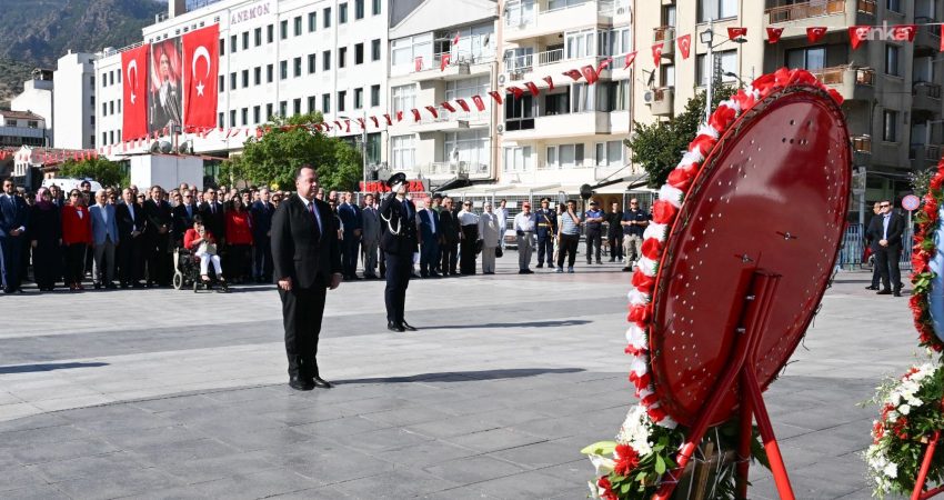 Manisa’da Zafer Bayramı coşkusu, Cumhuriyet Meydanı’nda başladı Manisa’da 30 Ağustos Zafer Bayramı, Cumhuriyet Meydanı’ndaki çelenk töreniyle başlayan