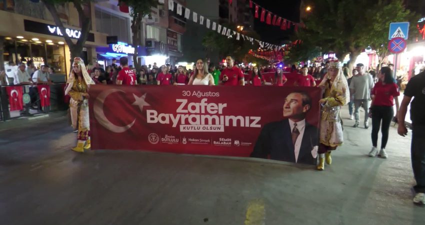 Manisa’yı zafer coşkusu sardı: Fener alayının ardından Hadise sahneye çıktı Manisa’da 30 Ağustos Zafer Bayramı, “Büyük Zafer Yürüyüşü” ve Hadise