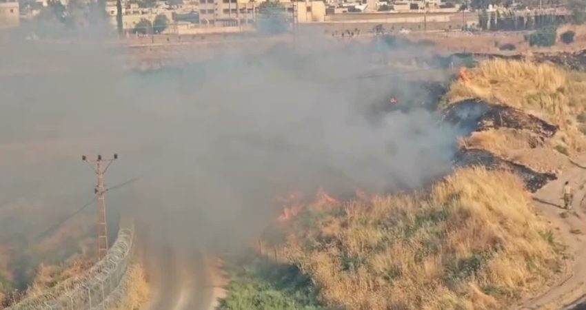 Mardin’in Nusaybin ilçesinde, Suriye sınırındaki mayınlı bölgede çıkan anız yangını,