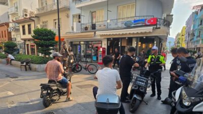 Marmaris Çarşısı’nda Emniyet ve Zabıta ekiplerinin ortak gerçekleştirdiği motosiklet denetiminde