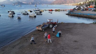 Marmaris Belediyesi, halk plajındaki temizlik çalışmalarına sabahın erken saatlerinde başlıyor.