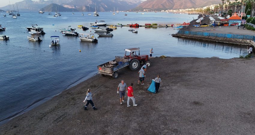 Marmaris’te gün doğmadan “halk plajı” temizleniyor Marmaris Belediyesi, halk plajındaki temizlik çalışmalarına sabahın erken saatlerinde başlıyor.