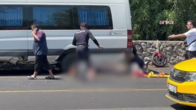 Muğla'nın Marmaris ilçesinde seyir halindeki motosikletin park halindeki minibüse çarpması