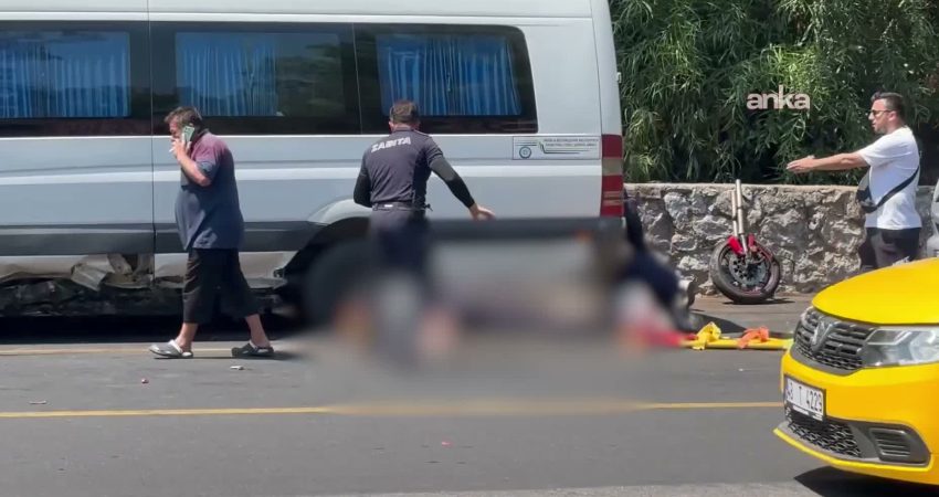 Muğla'nın Marmaris ilçesinde seyir halindeki motosikletin park halindeki minibüse çarpması