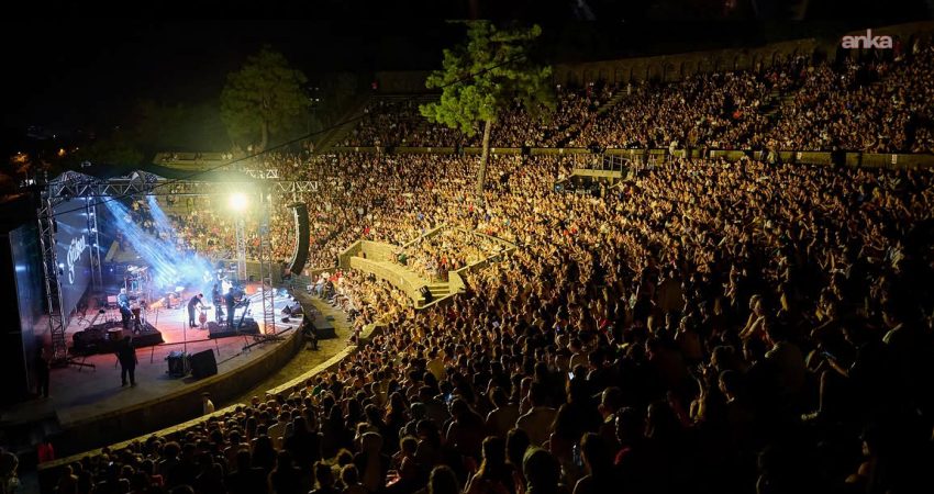 Yaz sezonunda birçok ünlü sanatçıyı ağırlayan Muğla'nın Marmaris ilçesi, 29