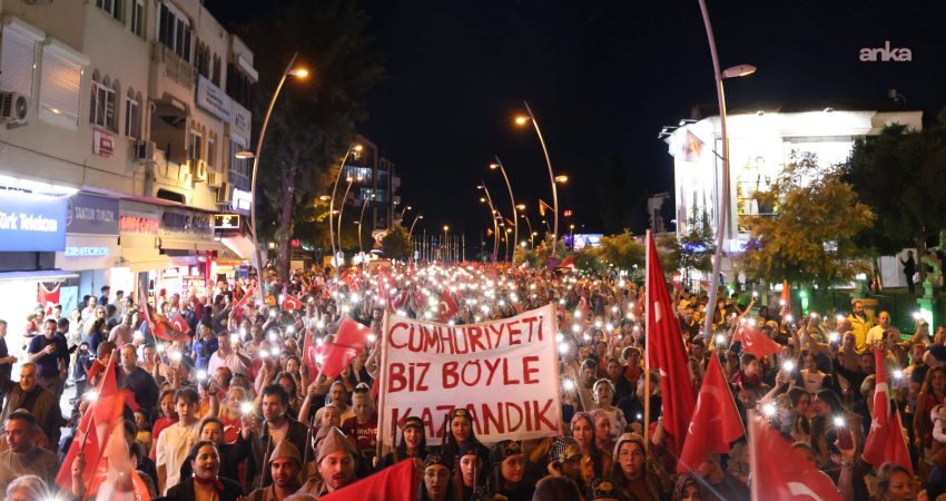 Marmaris Belediyesi, 30 Ağustos Zafer Bayramı’nı söyleşi, fener alayı ve