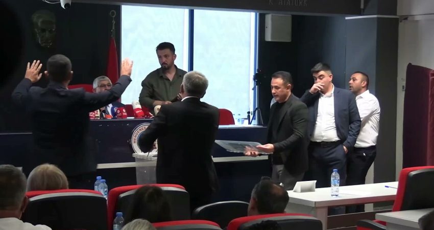 Menderes Belediye Başkanı İlkay Çiçek’in tutuklanarak görevden uzaklaştırılmasının ardından Belediye