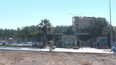 İzmir’de jandarma ekipleri tarafından sabah saatlerinde Menderes Belediyesi’ne düzenlenen operasyonda,