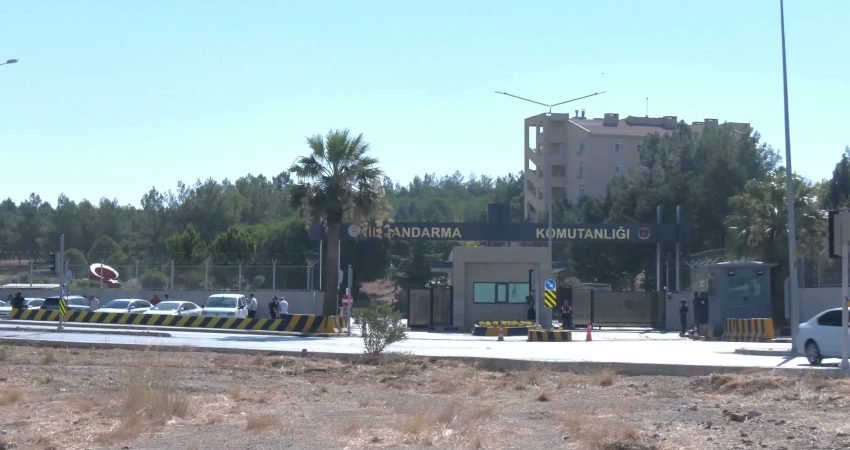 İzmir’de jandarma ekipleri tarafından sabah saatlerinde Menderes Belediyesi’ne düzenlenen operasyonda,