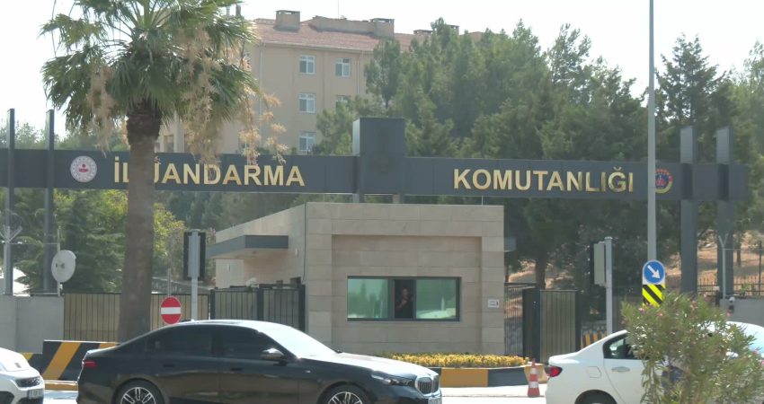 İzmir'de Menderes Belediyesi'ne yönelik soruşturma kapsamında gözaltına alınan Belediye Başkanı