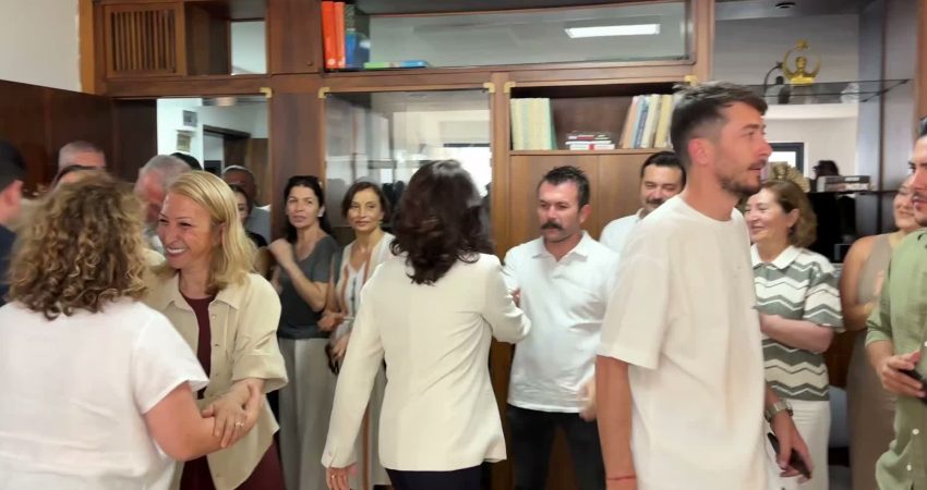 Menteşe Belediye Başkanı Gonca Köksal Aras, beraberindeki Menteşe Belediye Meclisi'nin