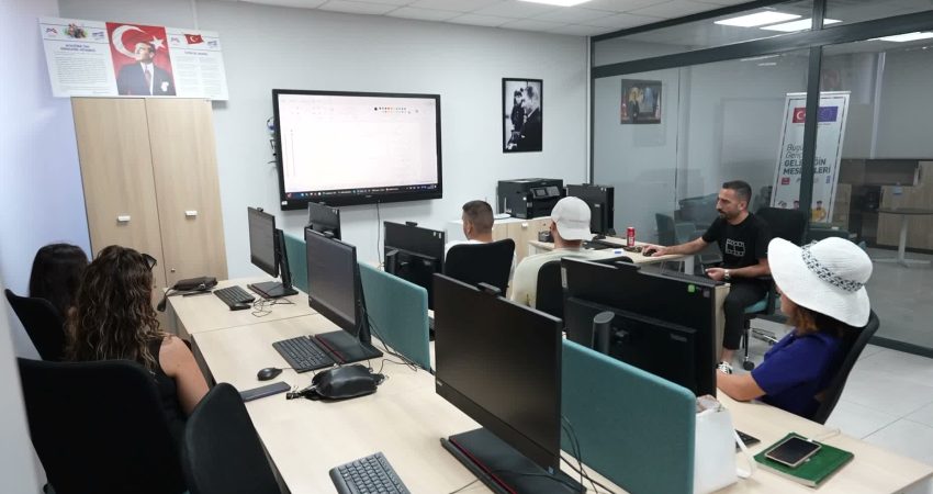 Mersin Büyükşehir Belediyesi, gençleri yazılım sektörüne hazırlıyor Mersin Büyükşehir Belediyesi’nin gençlerin dijital becerilerini geliştirmeleri ve iş yaşamında