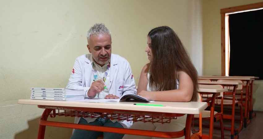 Mersin Büyükşehir Belediyesi’nin desteğiyle görme engelli Nisa’nın üniversite hayali gerçek oldu “Eğitimde fırsat eşitliği” ilkesi kapsamında çalışmalarını sürdüren Mersin Büyükşehir Belediyesi Kurs