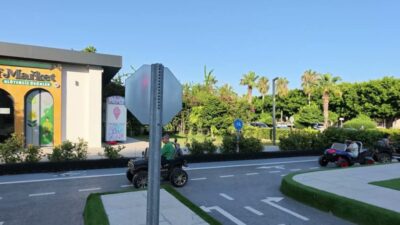 Mersin Büyükşehir Belediyesi’nin Trafik Park’ta düzenlediği eğitimde çocuklara trafik kuralları