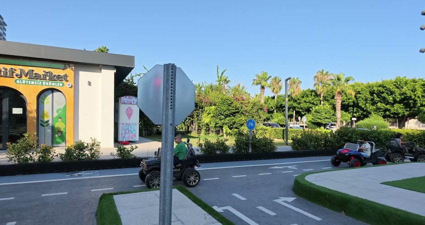 Mersin Büyükşehir Belediyesi’nin Trafik Park’ta düzenlediği eğitimde çocuklara trafik kuralları