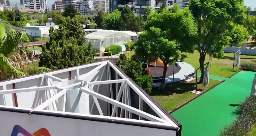 Mersin Büyükşehir Belediyesi’nin Engelsiz Yaşam Parkı’nda yer alan yüzme havuzu,