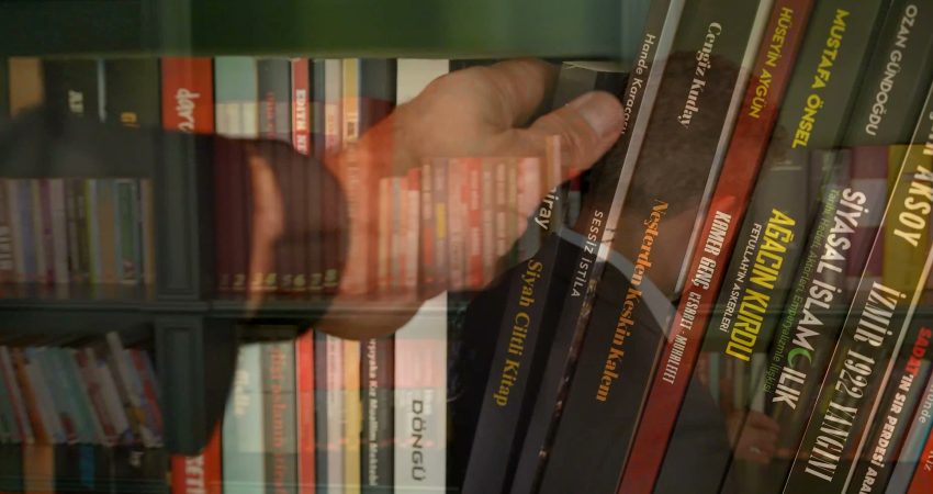 Mert Demiray’ın ilk romanı “Siyah Ciltli Kitap”, Kırmızı Kedi Yayınları