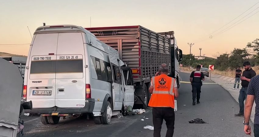 Malatya-Elazığ karayolunda mevsimlik tarım işçilerini taşıyan minibüsün tıra arkadan çarpması