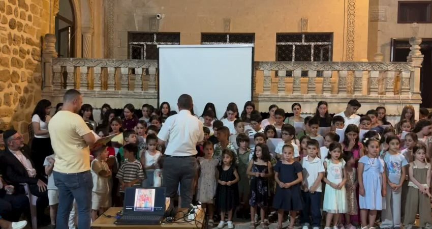 Mardin'in Midyat ilçesindeki tarihi Mort Şmuni Kilisesi'nde, Süryani cemaatinin yoğun