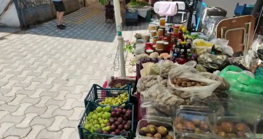 Muğla'nın Milas ilçesine bağlı Ören Mahallesi'nde kurulan pazarda üretici, esnaf