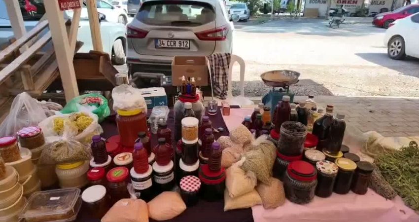 Milas Ören Pazarı’nda vatandaş geçim mücadelesini anlattı: “Getiriyorum, götürüyorum. Bir kilo, iki kilo yağ satıyorum” Milas’ın Ören Mahallesi’nde kurulan Cumartesi Pazarı’nda vatandaş ve üreticiler, ekonomik