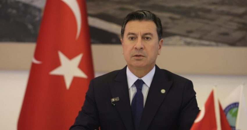 Muğla Büyükşehir Belediye Başkanı Ahmet Aras, Menteşe ilçesinde bir mağazanın