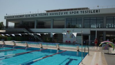 Muğla Büyükşehir Belediyesi’nin kırsal mahallelerde yaşayan çocukları yüzmeyle buluşturduğu "Yeşilden