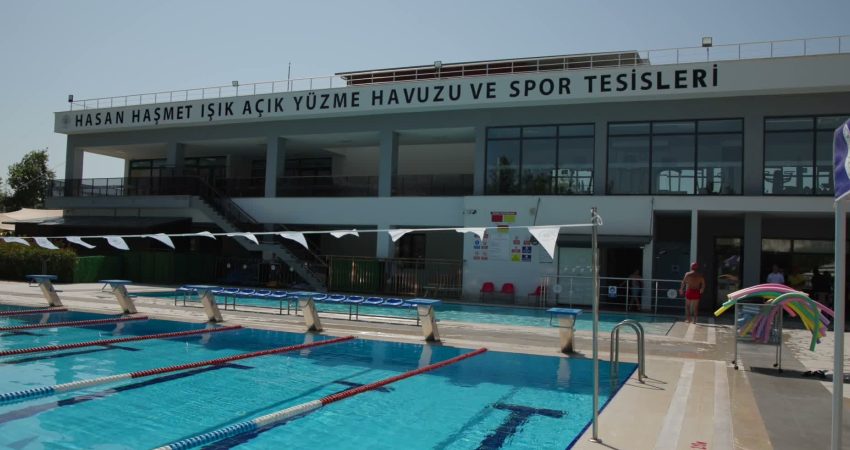 Muğla Büyükşehir Belediyesi’nin kırsal mahallelerde yaşayan çocukları yüzmeyle buluşturduğu "Yeşilden