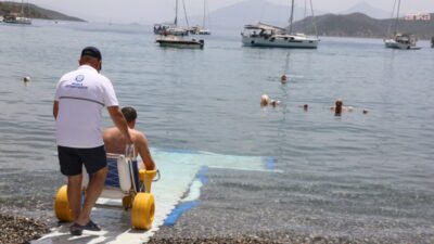 Muğla Büyükşehir Belediyesi, engelli bireylerin denize erişimini kolaylaştırmak amacıyla 8