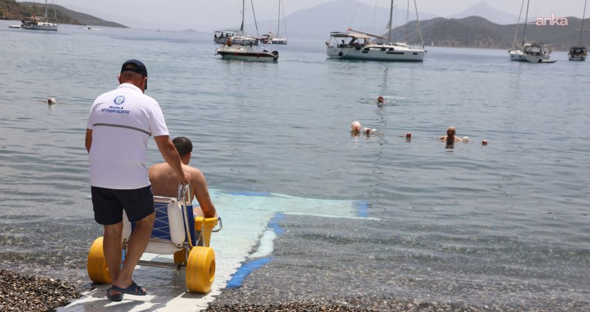 Muğla sahillerinde engelsiz yaz: 8 ilçede 23 plaj hizmet veriyor Muğla Büyükşehir Belediyesi, engelli bireylerin denize erişimini kolaylaştırmak amacıyla 8