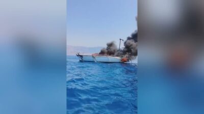 Muğla'nın Marmaris ilçesine bağlı Karacasöğüt Mahallesi'ndeki limanda bağlı bulunan teknede,