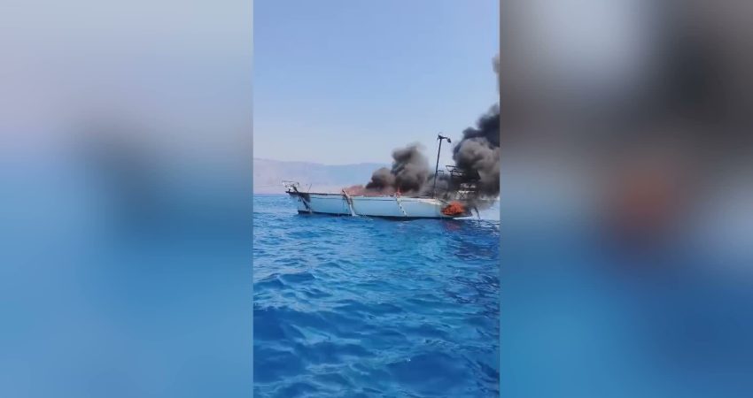 Muğla'nın Marmaris ilçesine bağlı Karacasöğüt Mahallesi'ndeki limanda bağlı bulunan teknede,