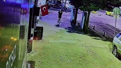 Muğla’nın Menteşe ilçesinde bir mağazanın önünde asılı bulunan Türk bayrağı,