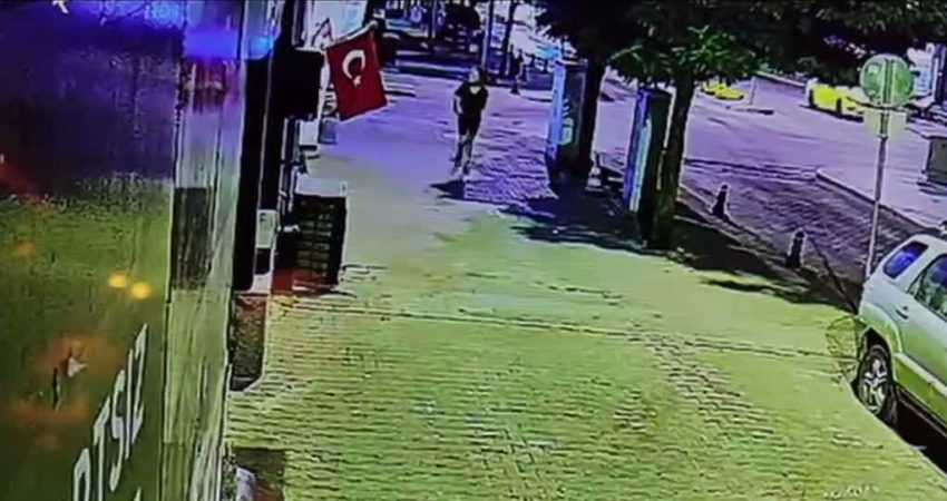 Muğla’da Türk bayrağını yakan kadın güvenlik kamerasında Muğla’nın Menteşe ilçesinde bir mağazanın önünde asılı bulunan Türk bayrağı,