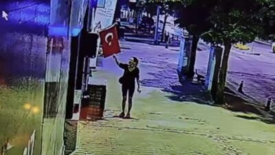 Muğla’nın Menteşe ilçesinde bir mağazanın önünde asılı bulunan Türk bayrağını