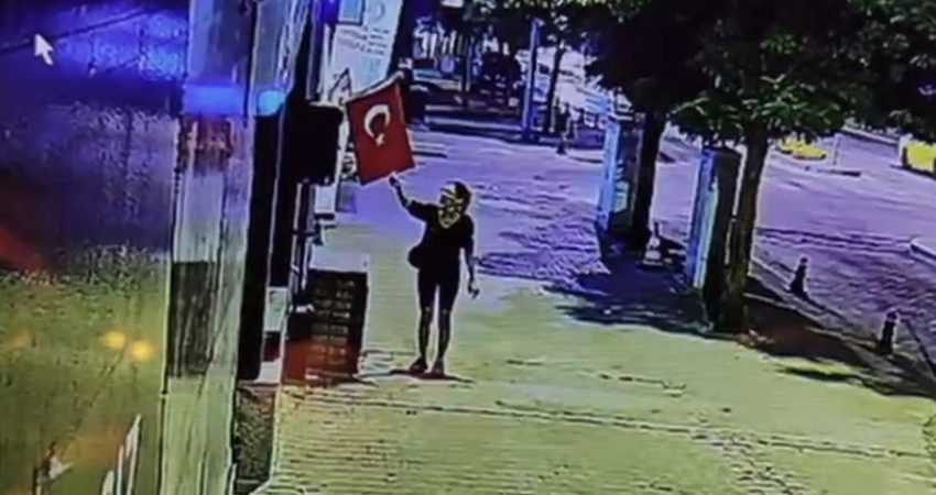 Muğla’nın Menteşe ilçesinde bir mağazanın önünde asılı bulunan Türk bayrağını