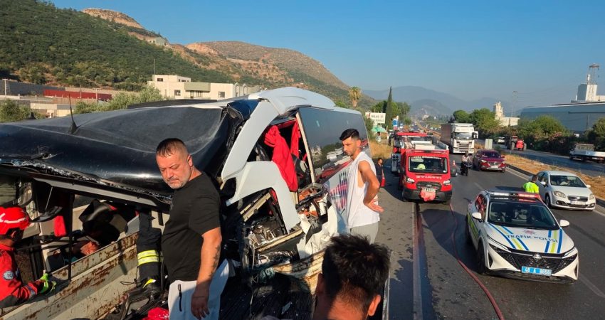 Muğla’nın Milas ilçesinde yolcu otobüsünün demir yüklü TIR’a arkadan çarpması