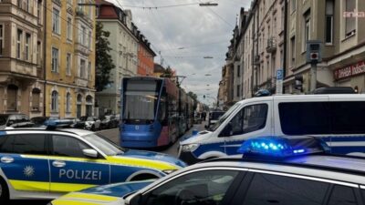Almanya’nın Münih kentinde polis, elinde gerçek tabancadan ayırt edilmesi zor