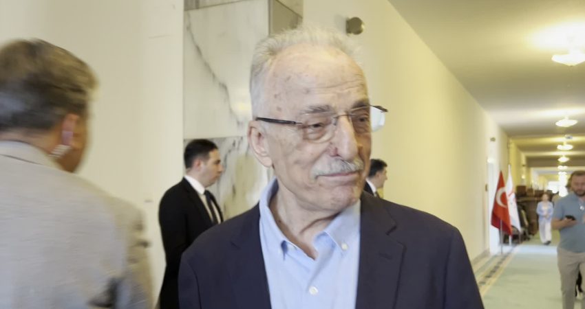 Murat Karayalçın, Özgür Özel’i Meclis’te ziyaret etti Eski Başbakan Yardımcısı ve Dışişleri Bakanı Murat Karayalçın, YENİ Parti
