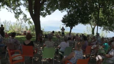 Muratpaşa Belediyesi’nin yaşlı evlerinde düzenlenen yoga ve fiziksel egzersiz çalışmaları,