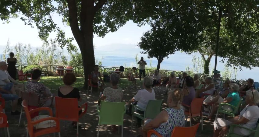 Muratpaşa Belediyesi’nin yaşlı evlerinde düzenlenen yoga ve fiziksel egzersiz çalışmaları,