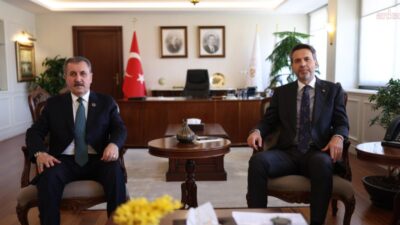 Büyük Birlik Partisi Genel Başkanı Mustafa Destici, beraberindeki belediye başkanlarıyla