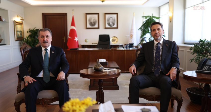 Büyük Birlik Partisi Genel Başkanı Mustafa Destici, beraberindeki belediye başkanlarıyla