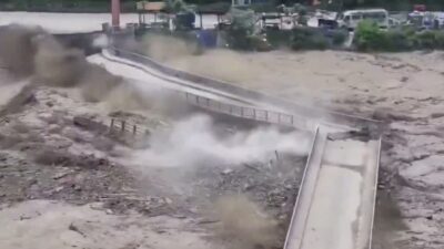Nepal ile Çin sınırı yakınlarında meydana gelen ani sellerin yol