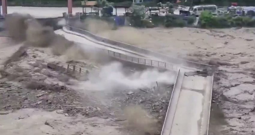 Nepal ile Çin sınırı yakınlarında meydana gelen ani sellerin yol