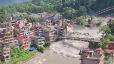Nepal ve Çin'in Tibet Özerk Bölgesi'nde Himalayalar'da meydana gelen sel