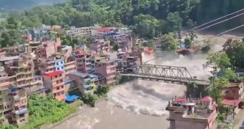 Nepal ve Çin’de yaşanan Himalaya felaketinde yüzlerce kişinin kayıp olduğu bildiriliyor Nepal ve Çin'in Tibet Özerk Bölgesi'nde Himalayalar'da meydana gelen sel