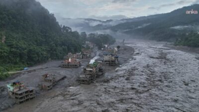 Nepal'de kurtarma ekipleri, geçen hafta Himalayalar'da meydana gelen ve 900'den